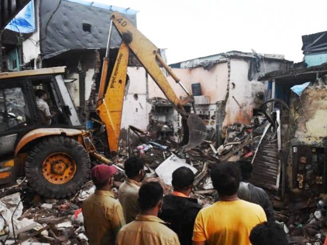 Indija: Najmanje 11 mrtvih u rušenju zgrade (Foto: Satish Bate/HT photo) - 