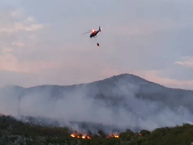 Trebinje - Helikopter gasi požar - Foto: Screenshot
