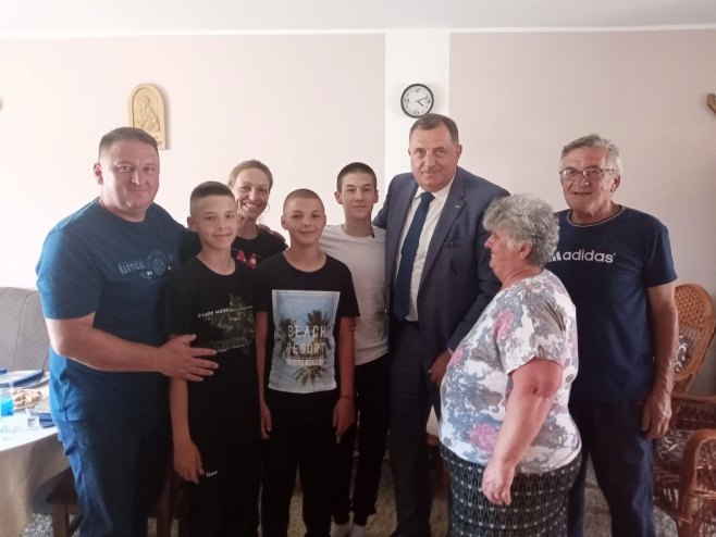Dodik posjetio porodicu Rosuljaš - Foto: RTRS