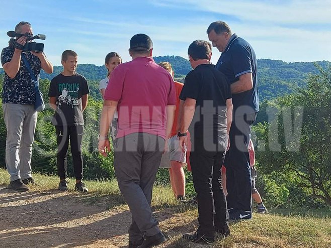 Dodik poklonio traktor porodici Živković - 