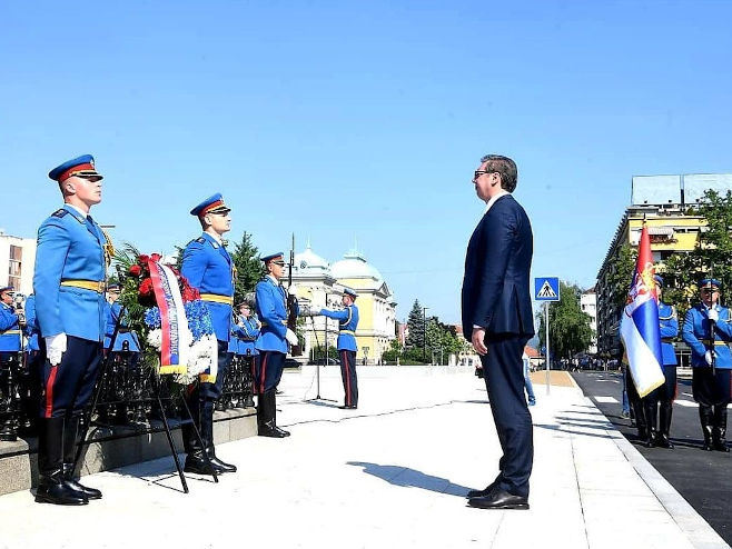 Vučić položio vijenac (Foto: instagram.com/buducnostsrbijeav) - 