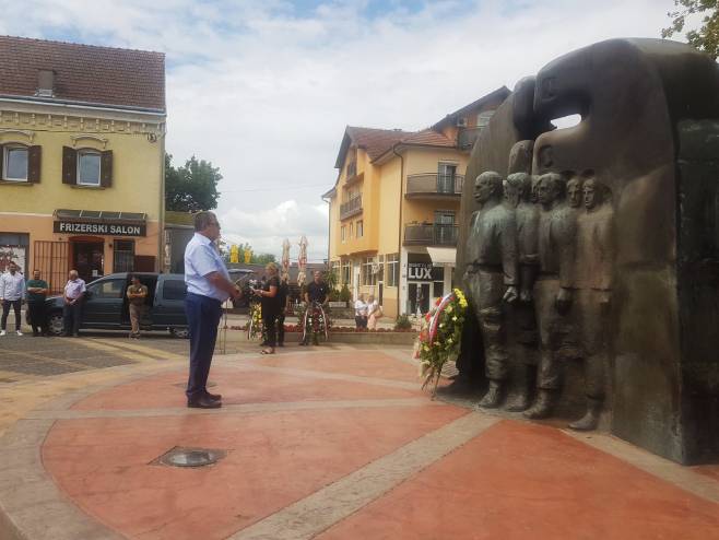 Gradonačelnik Dervente Milorad Simić položio vijenac Gradonačelnik Dervente Milorad Simić položio vijenac - Foto: RTRS