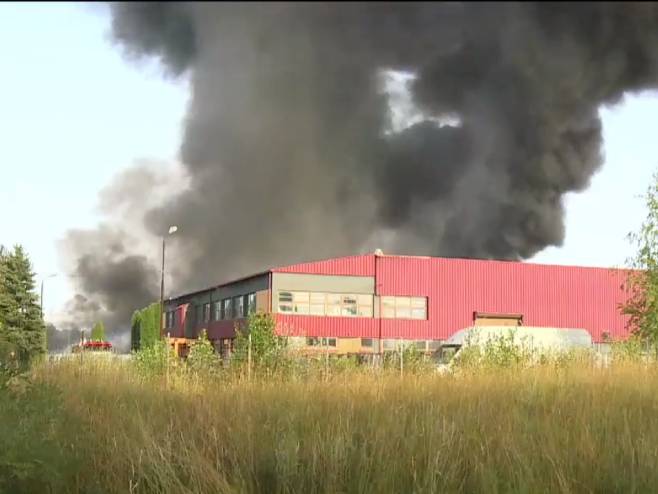 Brčko: Požar u fabrici za proizvodnju plastike (Foto: facebook.com/watch/ebrcko) - Foto: Screenshot