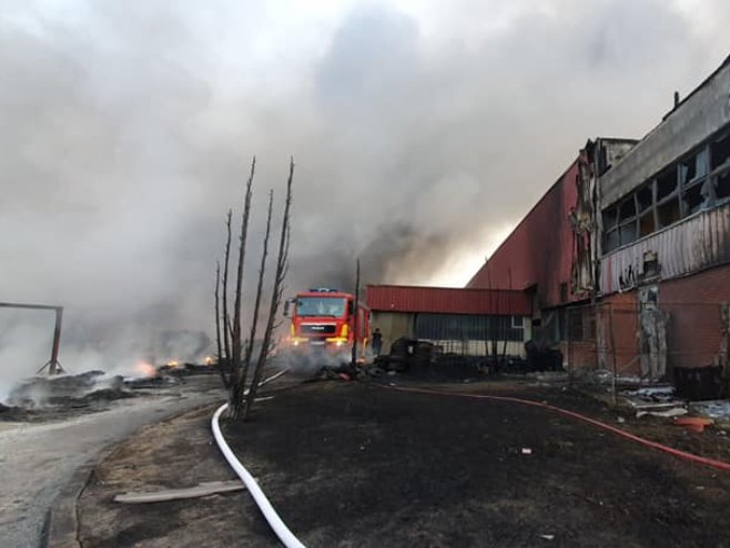 Brčko - požar u fabrici plastike (Foto: facebook/zdravstvobdbih) - 