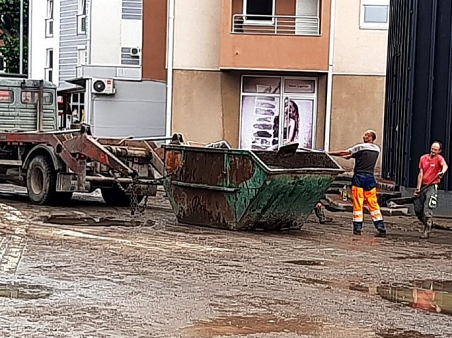 Mještani Modriče saniraju štetu od poplava (Foto: Vid Blagojević) - 