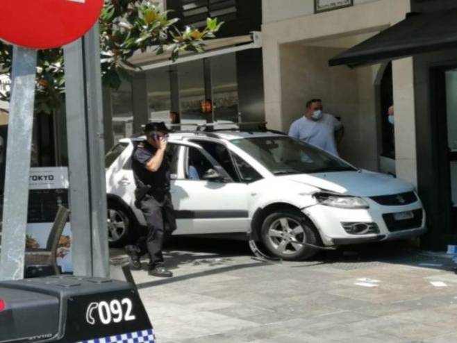 Automobil udario u baštu kafića u Španiji (foto: insiderpaper.com) - 