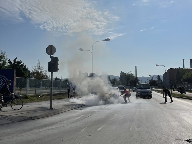 Banjaluka: Zapalio se automobil - Foto: RTRS