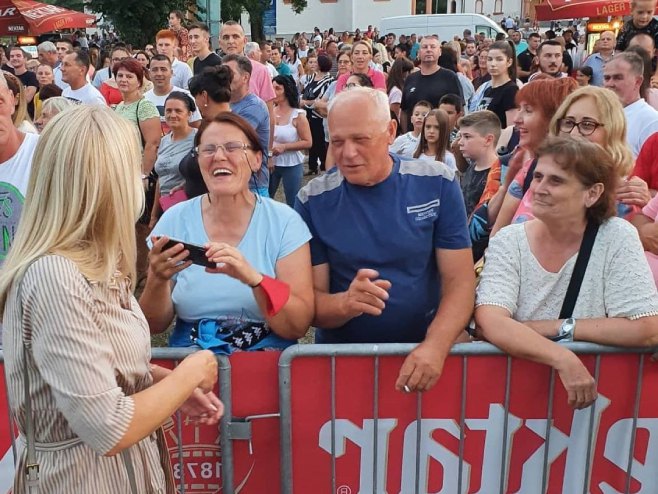Željka Cvijanović sa građanima (foto: instagram.com / zeljka.cvijanovic) - 