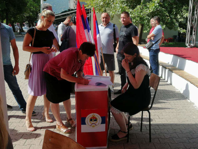Bratunac - potpisivanje peticije - Foto: RTRS