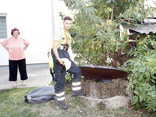 Modriča: Vatrogasci spasili muškarca koji je upao u bunar - Foto: SRNA