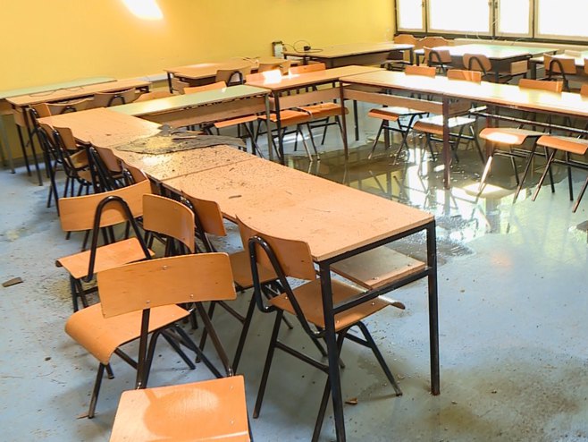 Šteta na školi u Vrbanji - Foto: RTRS