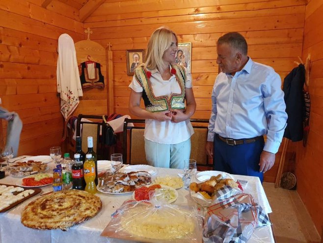 Željka Cvijanović dobila na poklon jelek (foto: instagram.com / zeljka.cvijanovic) - 