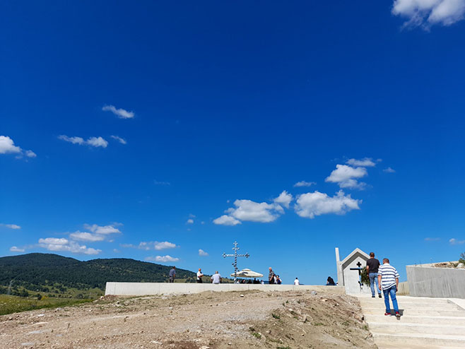 Petrovačka cesta: Spomen-krst - Foto: RTRS