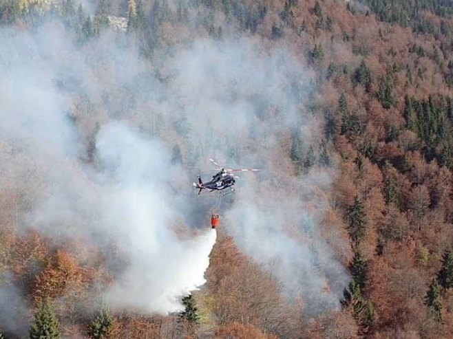 Gašenje požara (Foto: helikopterskiservis.rs) - Foto: Instagram