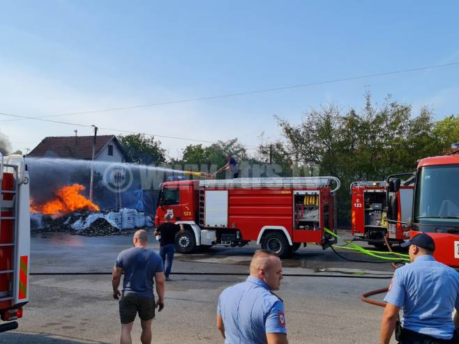 Banja Luka: Gašenje požara u naselju Lazarevo - Foto: RTRS