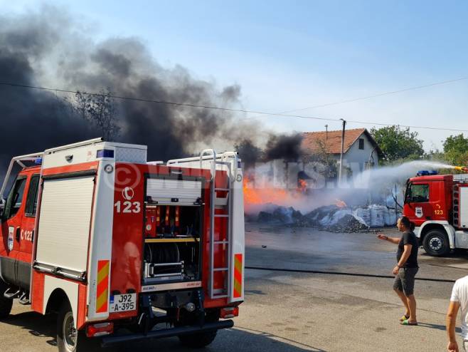 Banja Luka: Gašenje požara u naselju Lazarevo - Foto: RTRS