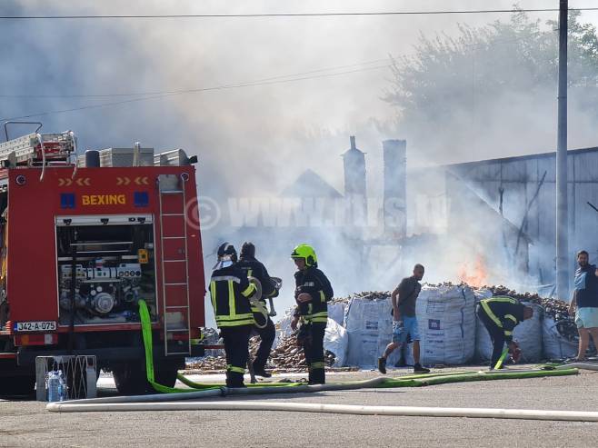 Lazarevo: Požar pod kontrolom - Foto: RTRS