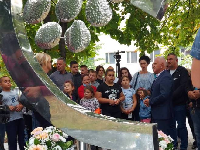 Delegacija iz Gline u posjeti spomeniku 12 beba Delegacija iz Gline u posjeti spomeniku 12 beba - Foto: RTRS