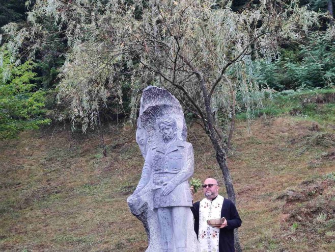 Spomen-kip Spomenku Gostiću - Foto: RTRS