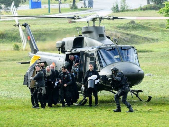 Patrijarh Porfirije i mitropolit Јoanikije helikopterom stigli na Cetinje(Foto:D. Milovanović) - 