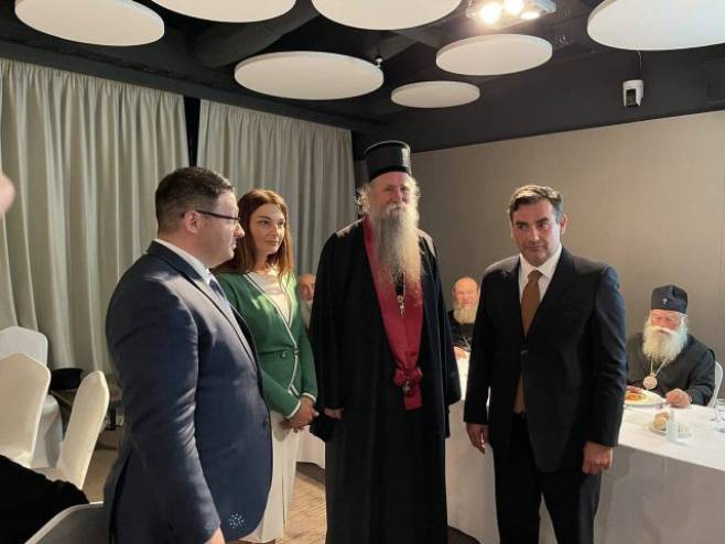 Podgorica, princ Davit Bagration Muhrani od Gruzije odlikovao Mitropolita Јoanikija Podgorica, princ Davit Bagration Muhrani od Gruzije odlikovao Mitropolita Јoanikija - Foto: SRNA