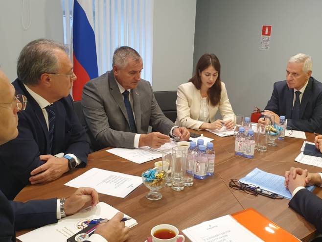 Radovan Višković sa rukovodstvom Gasproma Radovan Višković sa rukovodstvom Gasproma - Foto: RTRS