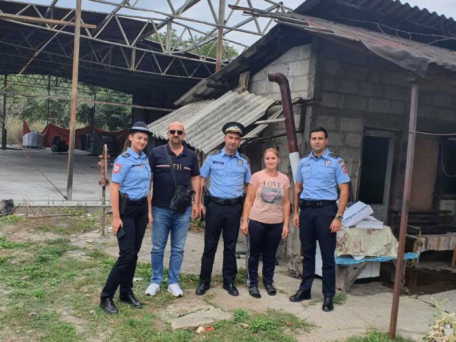 Pripadnici PS Banjaluka  - Lazarevo pomogli sugrađanki poslije požara - Foto: RTRS
