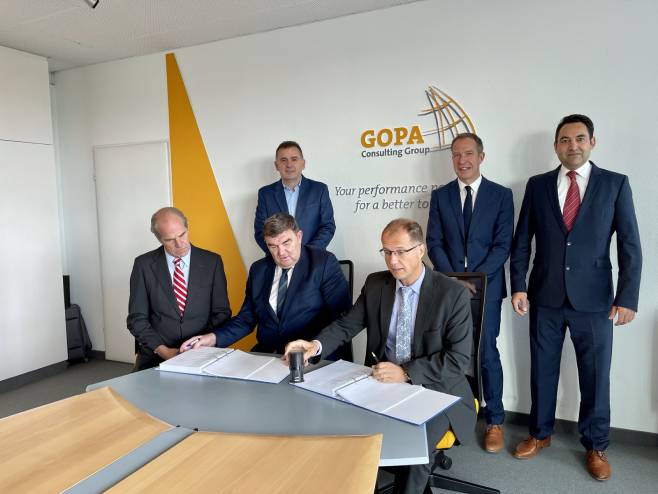 Delegacija MH Elektroprivreda Republike i Јovica Vlatković potpisala je Ugovor sa njemačkom „GOPA Intec International energy Consultants“ - Foto: RTRS