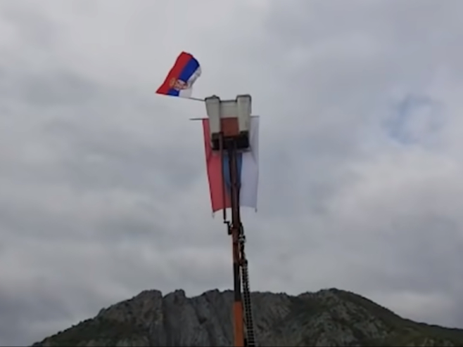 Srpska zastava skinuta sa repetitora u Vrbovcu i bačena (foto: youtube.com/VideoDanMN) - 