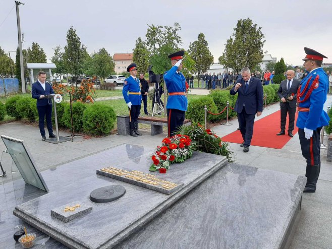 Višković polaže vijenac - Foto: RTRS