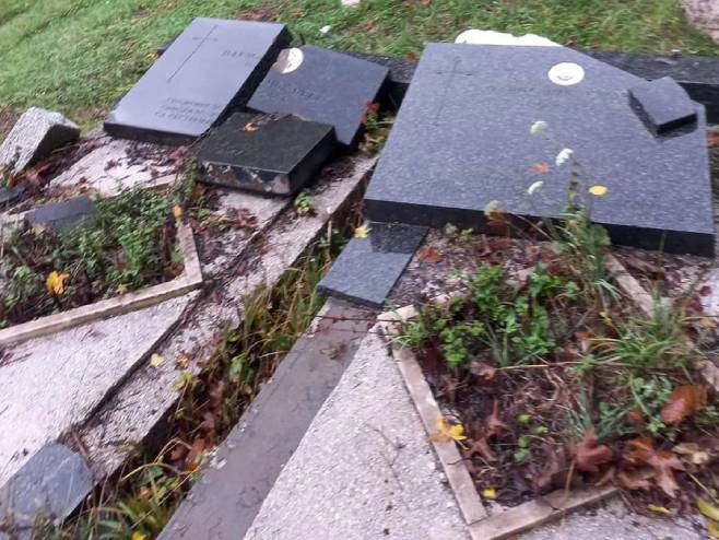 U Zenici oskrnavljeni spomenici bračnog para Neđe i Grozde Pavlović U Zenici oskrnavljeni spomenici bračnog para Neđe i Grozde Pavlović - Foto: SRNA