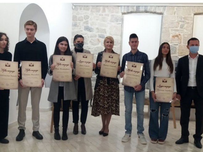 Izložba učeničkih radova povodom jednog vijeka gimnazije Izložba učeničkih radova povodom jednog vijeka gimnazije - Foto: SRNA