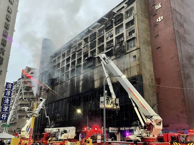 Požar u zgradi na Tajvanu (Foto: Taiwan News) - 