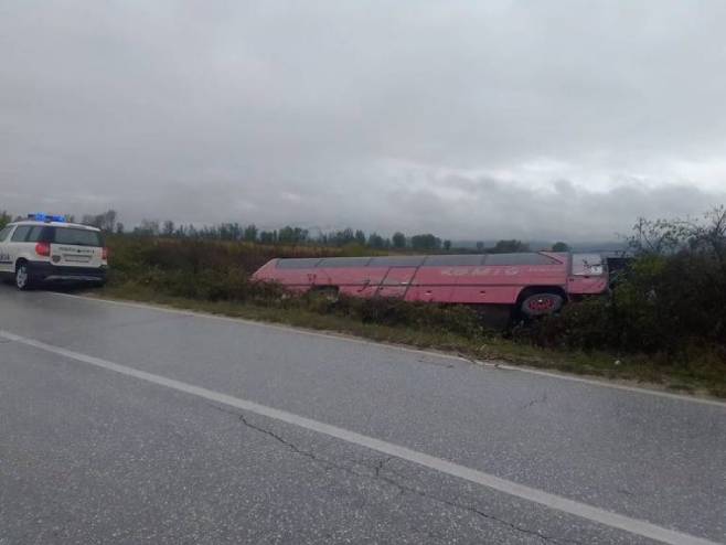 S. Makedonija: Prevrnuo se autobus, povrijeđeno pet radnika (Foto: telma.com.mk) - 
