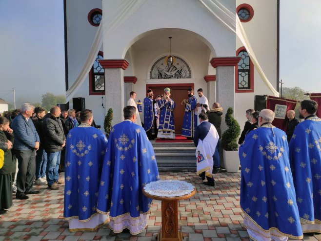 Episkop Јefrem osveštao hram u Potkozarju kod Banjaluke - Foto: SRNA