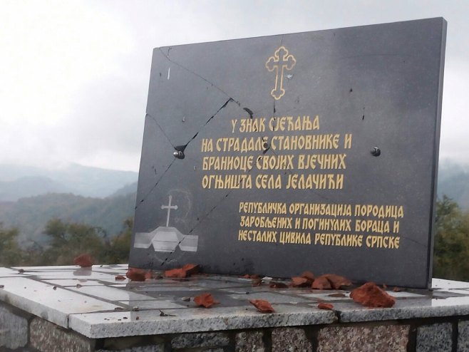 Oskrnavljena spomen-ploča u Јelačićima kod Kladnja - Foto: RTRS