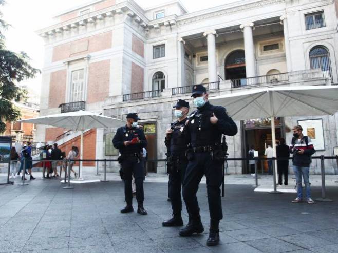 Policija ispred muzeja Prado u Madridu (Foto: JORGE PARÍS/20minutos.es) - 