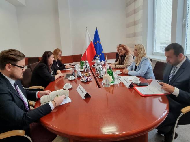 Željka Cvijanović sa državnim sekretarom u Ministarstvu fondova i regionalne politike Poljske - Foto: RTRS