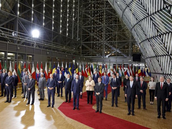 Merkelova i lideri EU (foto: Olivier Matthys / The Associated Press) - 