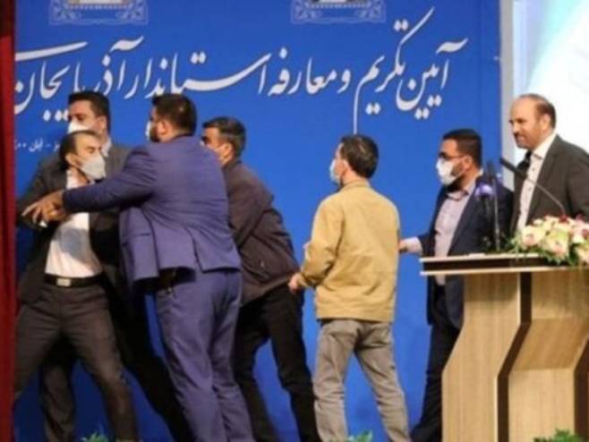 Guverner u Iranu dobio šamar za govornicom (Foto: ifpnews.com) - 