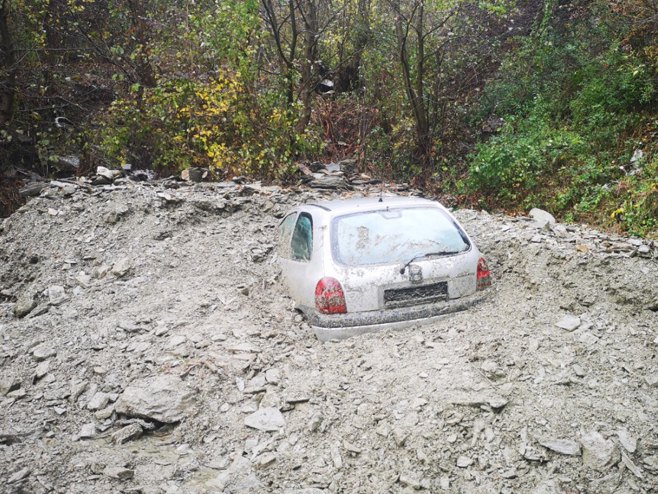 Klizište - zatrpan auto (foto: M. Smajkić) - 