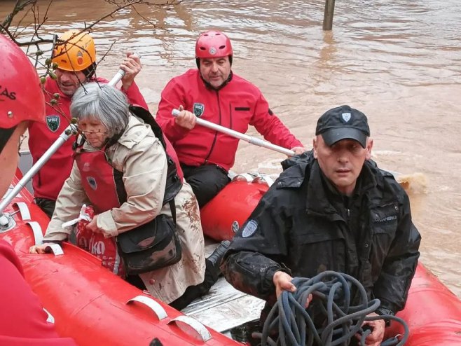 Evakuaciju pet lica u Trnovu (foto: instagram.com/mup.srpske) - 