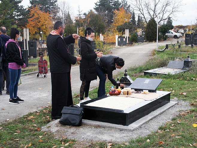 Malobrojni Srbi izašli na groblje u Prištini - Foto: SRNA
