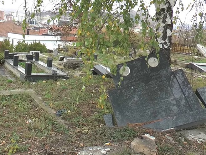 Vandalizam na groblju u južnoj Kosovskoj Mitrovici - Foto: Screenshot