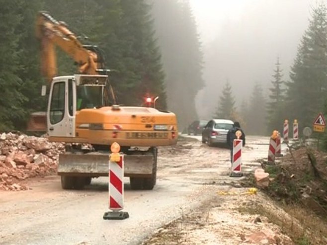 Klizište na putu Trijangle-Јahorina Klizište na putu Trijangle-Јahorina - Foto: RTRS