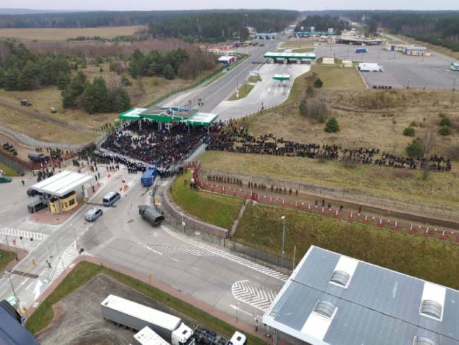 Migranti - granica kod poljskog sela Kuznice(Foto:twitter.com/StZaryn) - 
