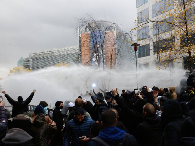 Sukobi policije i demonstranata protiv mjera u Briselu - Foto: AP