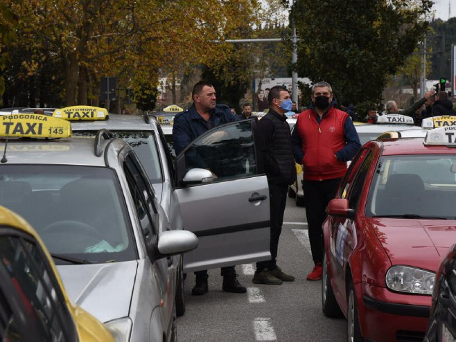 Protest taksista u Podgorici (foto: Luka Zeković) - 