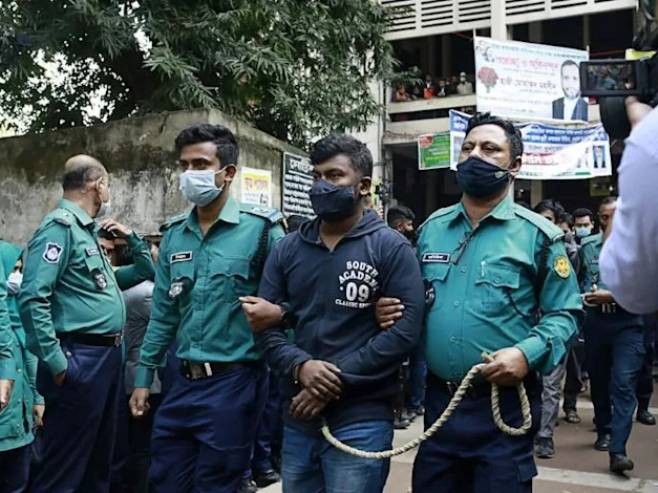 Daka: Policija sprovodi osuđene studente - Foto: AFP