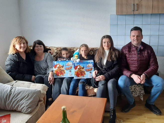 Paketići za djecu u Dnevnom centru Bubamara u Mrkonjić Gradu - Foto: RTRS